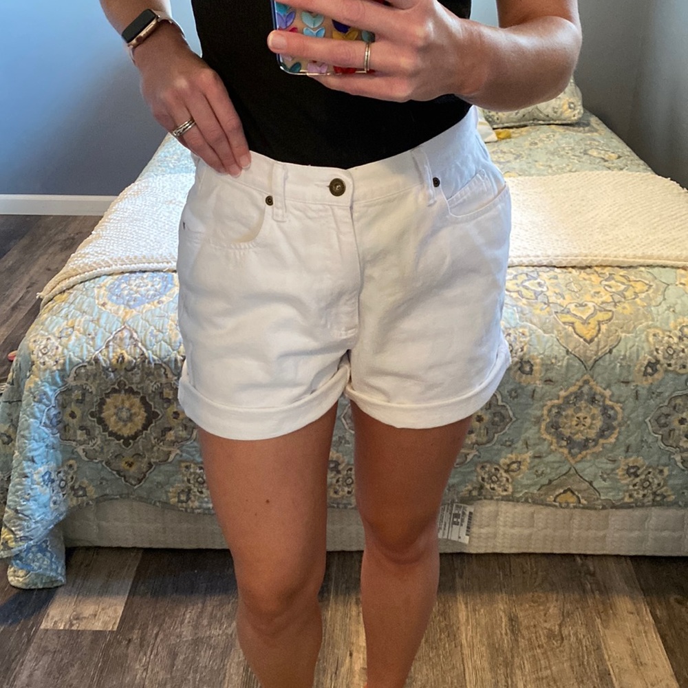 Liz Claiborne White high rise Jean shorts! 🤍